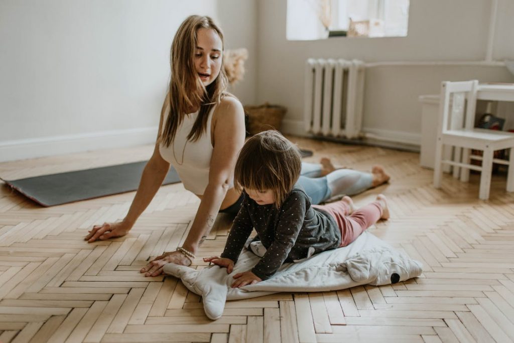 mujer y niño haciendo yoga